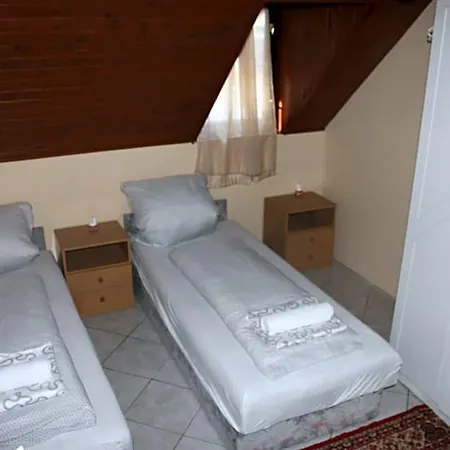Koloska Apartmanhaz Couette-café *
